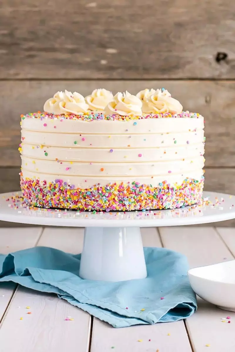 BIRTHDAY CAKE: SPONGE CAKE & BUTTERCREAM PIPING